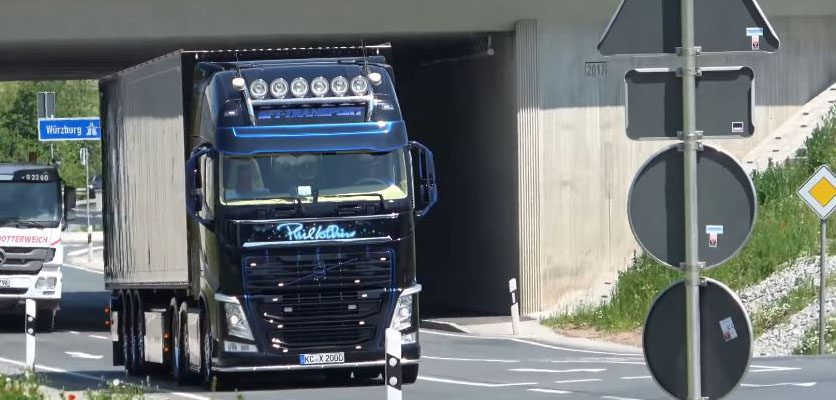 تعرفه حمل اثاث منزل اصفهان | 06 پشت دارای چمنزارهای سرسبز